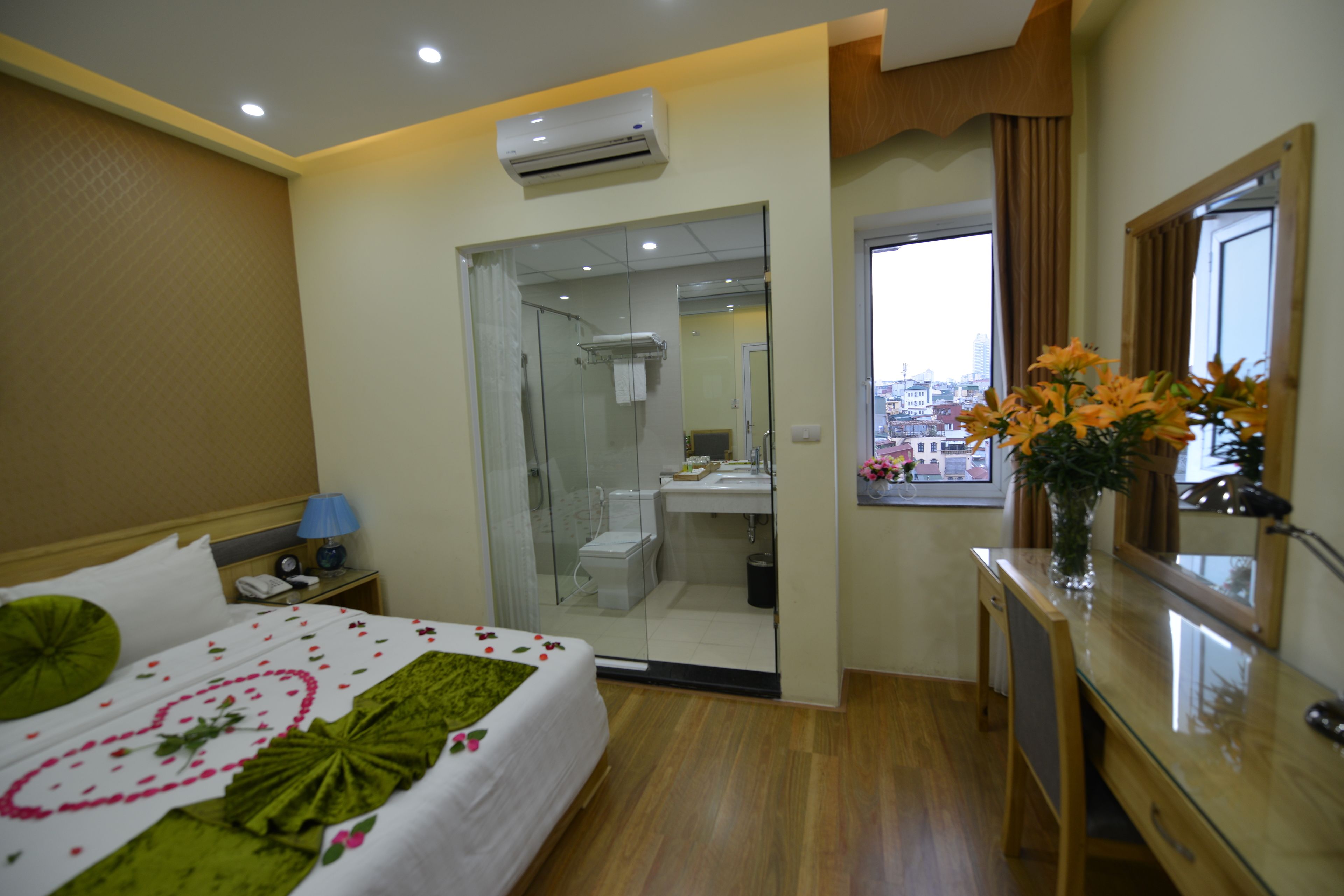 deluxe room | minibar, in-room safe, desk, soundproofing