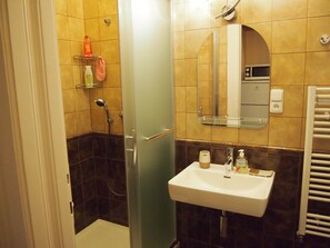 Apartment, Balcony | Bathroom | Shower, free toiletries, hair dryer