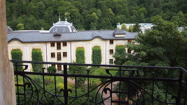 Un edificio con una facciata simmetrica, ampie finestre e una cupola centrale.