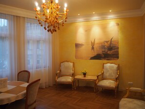 Apartment, 2 Schlafzimmer, Bergblick | Wohnzimmer | Flachbildfernseher