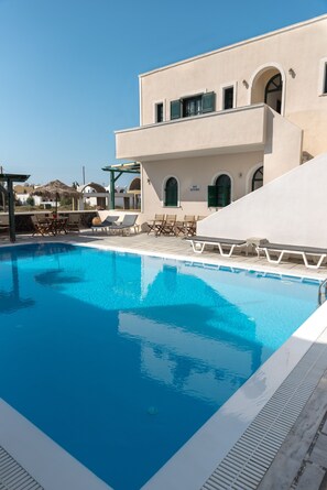 Piscine extérieure (ouverte en saison), parasols de plage