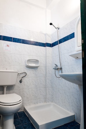 Douche, articles de toilette gratuits, sèche-cheveux