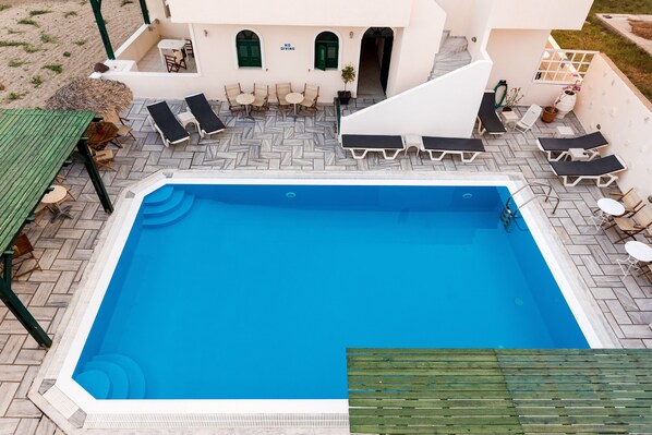 Piscine extérieure (ouverte en saison), parasols de plage