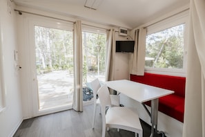 Mobile Unterkunft (Wood) | Wohnbereich