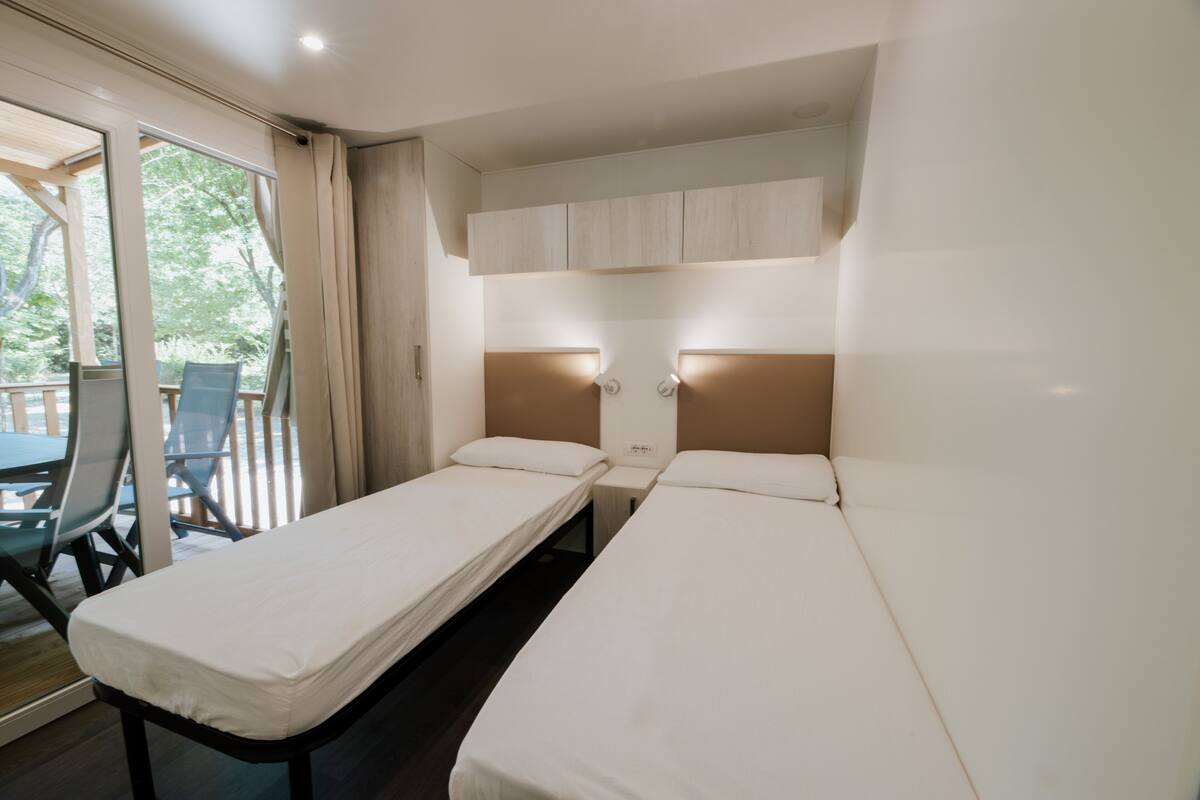 บ้านเคลื่อนที่ (Sunshine) (4 Adults + 2 Children) | ตู้นิรภัยในห้องพัก, ผ้าม่านกันแสง, Wi-Fi ฟรี, ผ้าปูที่นอน