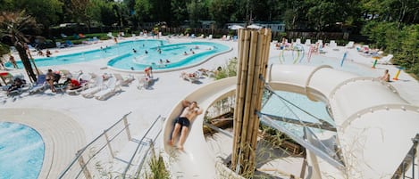 Un parc aquatique doté de plusieurs piscines, de toboggans et d’espaces de détente.