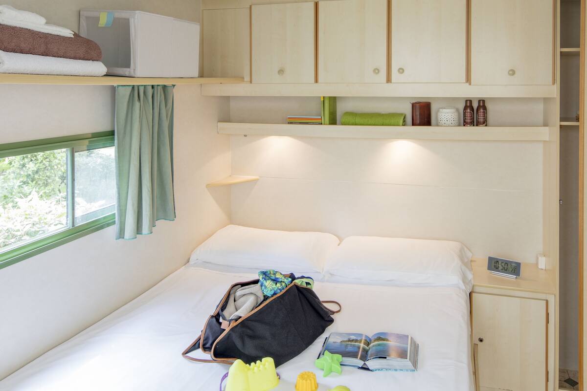 บ้านเคลื่อนที่เบสิก (3 Adults + 2 Children) | ตู้นิรภัยในห้องพัก, ผ้าม่านกันแสง, Wi-Fi ฟรี, ผ้าปูที่นอน