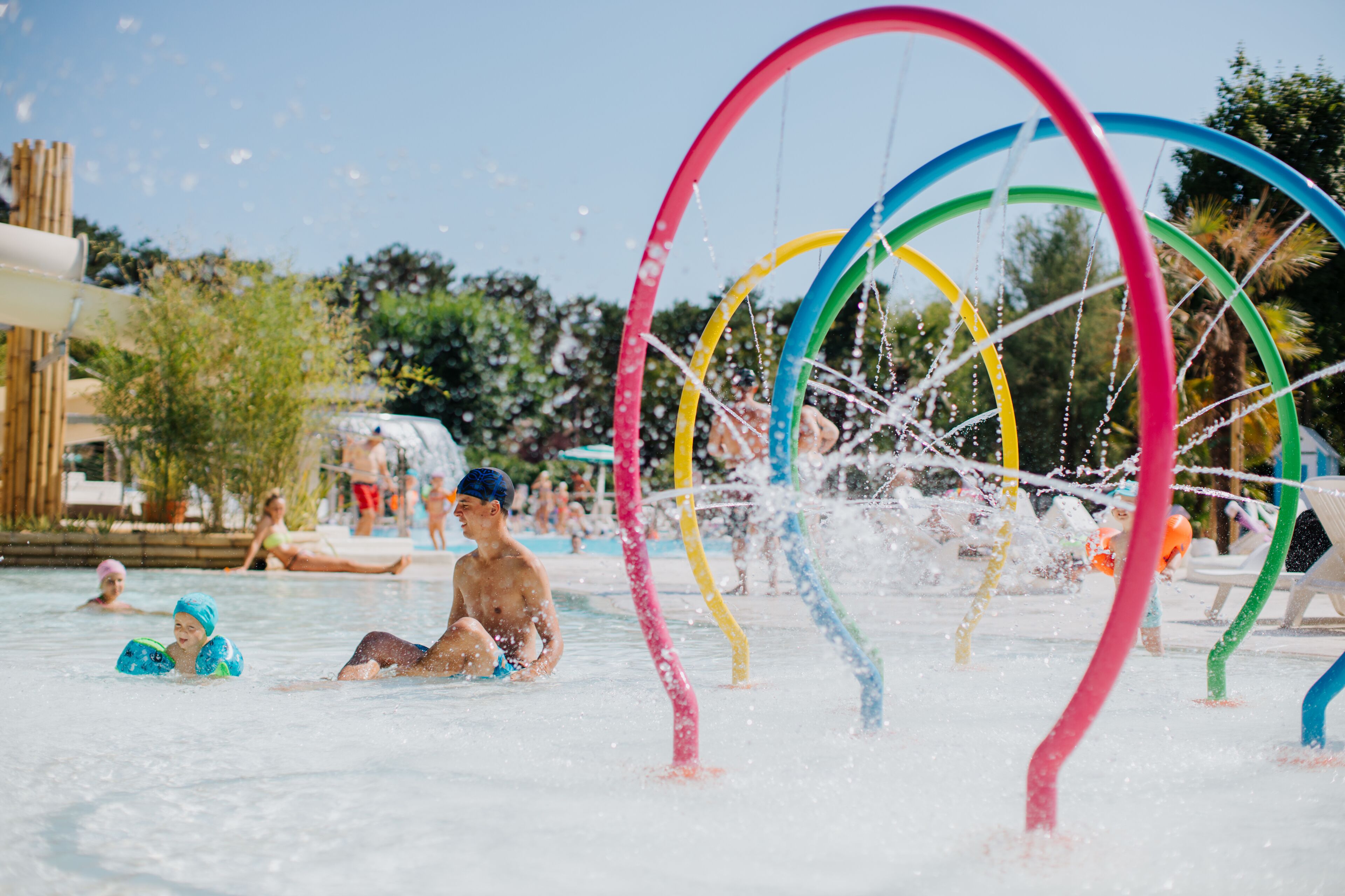 Un parque acuático con varias toboganes y una zona de piscina.