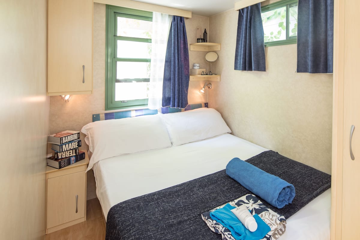 บ้านเคลื่อนที่สแตนดาร์ด (5 People with Air Conditioning) | ตู้นิรภัยในห้องพัก, ผ้าม่านกันแสง, Wi-Fi ฟรี, ผ้าปูที่นอน