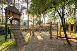 Área de juegos infantiles al aire libre