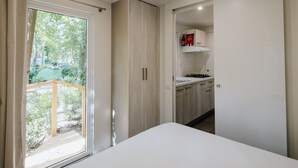 Una cocina moderna con armarios blancos y una estufa a gas.
