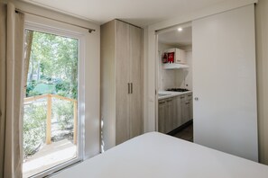 Casa rodante (Wood) | Caja de seguridad en la habitación, cortinas blackout y wifi gratis