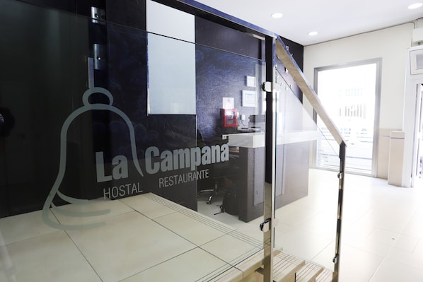Property entrance - Hostal La Campana (La Línea de la Concepción)