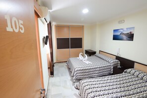 Down comforters, desk, laptop workspace, blackout drapes - Hostal La Campana (La Línea de la Concepción)