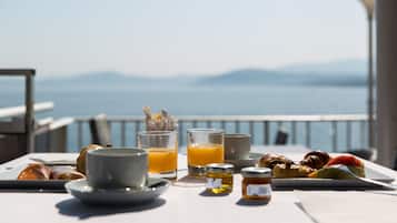 Se sirven cenas y cocina francesa (con vistas al mar)