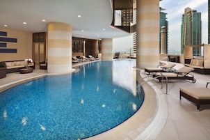 Una piscina techada, una piscina al aire libre