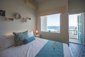 Escritorio, sistema de insonorización y tabla de planchar con plancha 