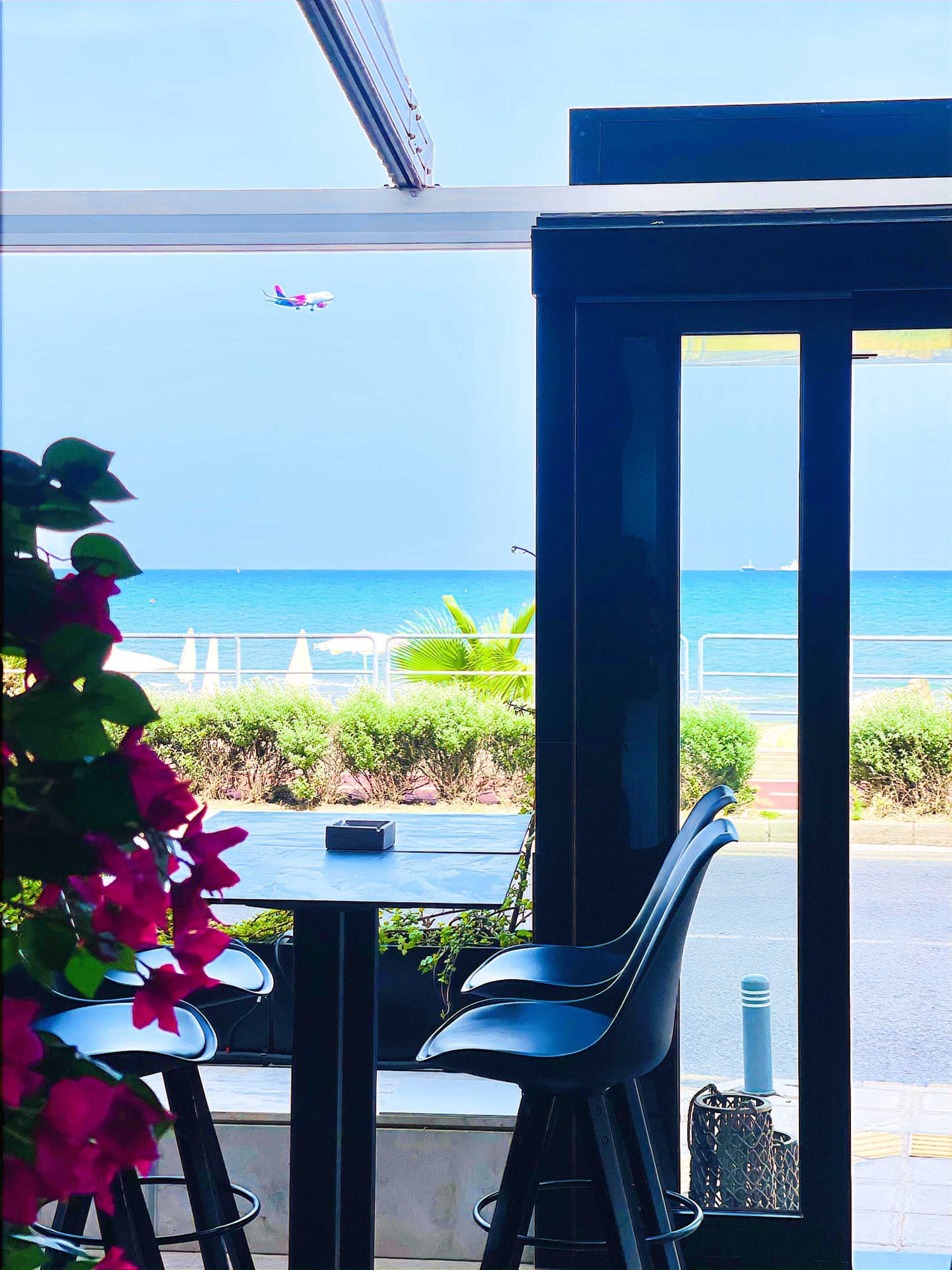 Se sirven desayunos, comidas y cocina internacional con vista a la playa