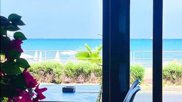 Petit déjeuner, déjeuner et dßner servis sur place, vue sur la plage