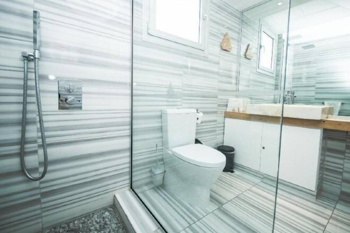 Baño | Amenidades de baño gratuitas, secadora de cabello, batas, pantuflas