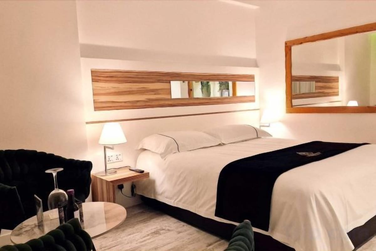 Roupas de cama premium, frigobar, cofres nos quartos, escrivaninha