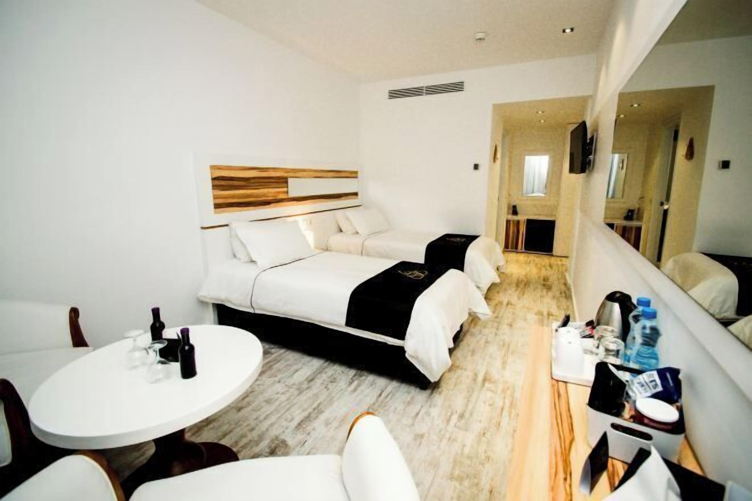 Ropa de cama de alta calidad y minibar 