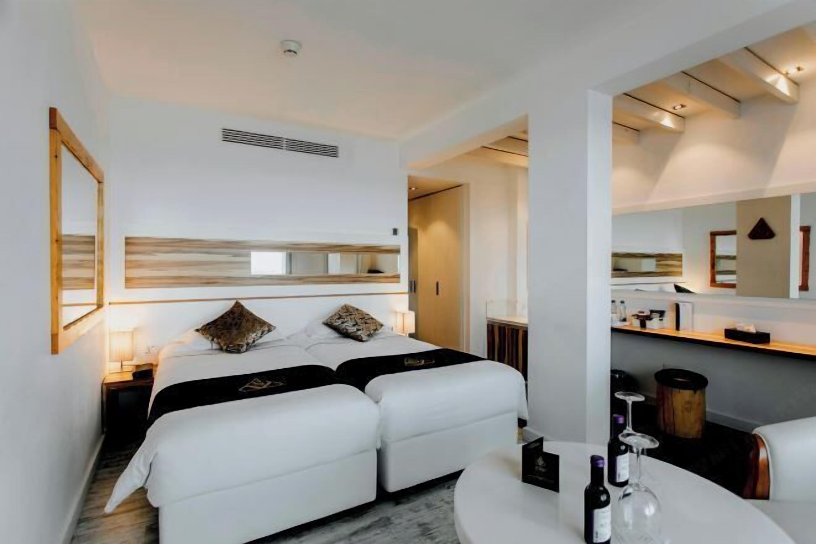 Ropa de cama de alta calidad y minibar 
