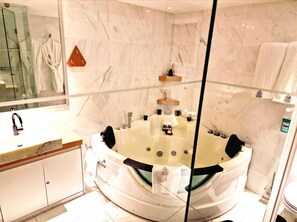 Junior suite, 1 kingsize bed, balkon, uitzicht op zee (Executive) | Badkamer | Gratis toiletartikelen, een haardroger, badjassen, pantoffels