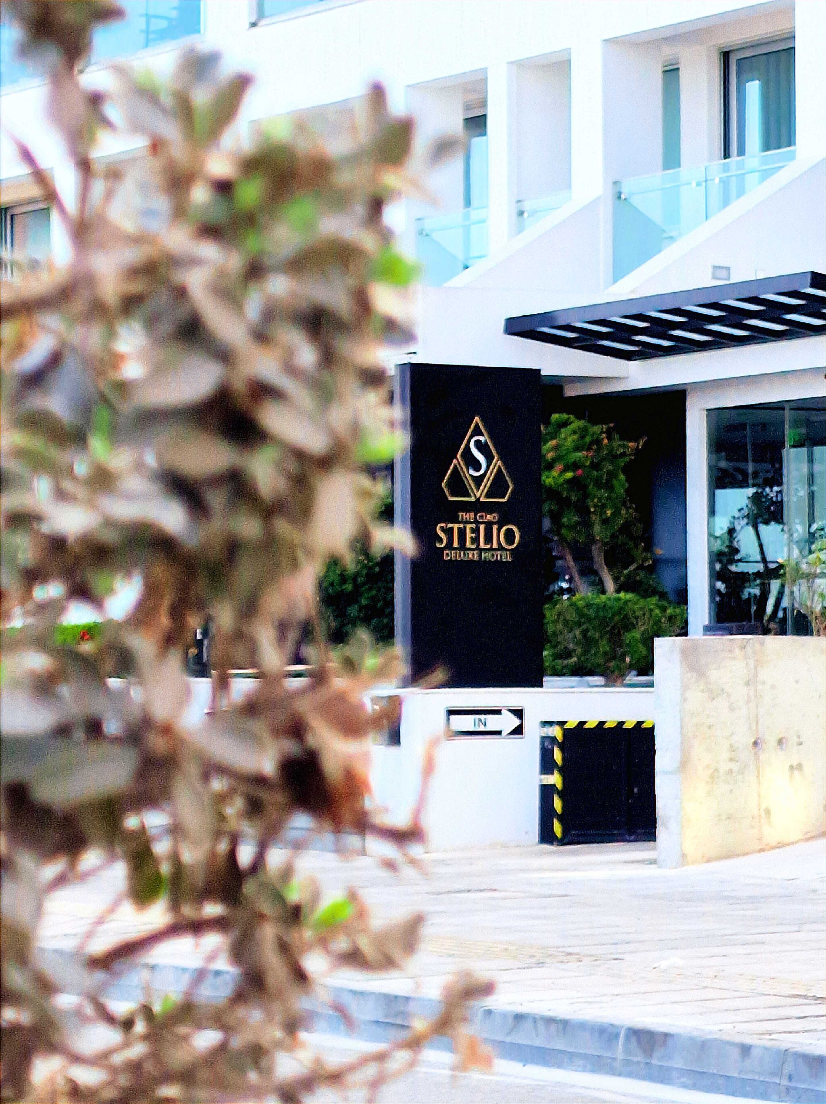 La entrada de un hotel con un cartel que dice "The Club Stelio Deluxe Hotel".