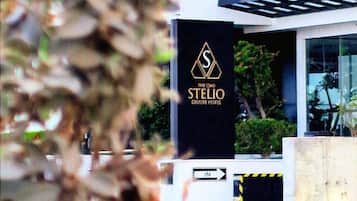 La entrada de un hotel con un cartel que dice "The Club Stelio Deluxe Hotel".