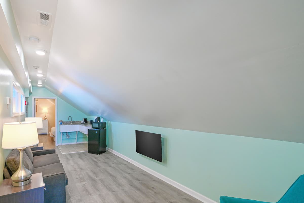 Two Bedroom Apartment 3 Double Beds | Blackout drapes, bed sheets