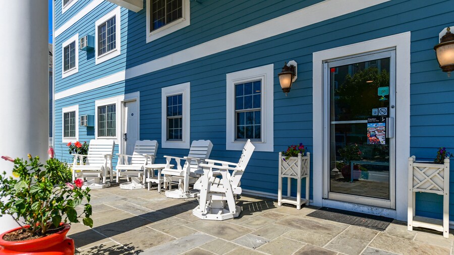 Commander Beach House Hotel