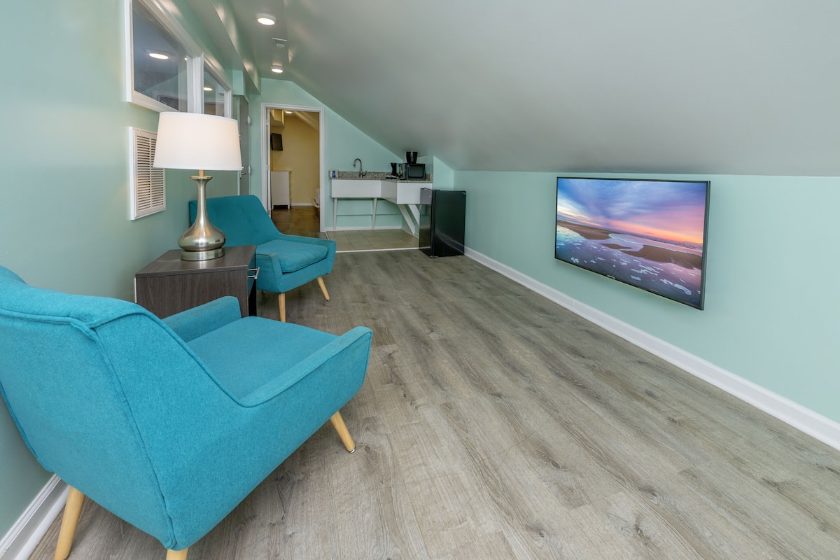 Three Bedroom Suite 2 Double Beds and 1 King | Blackout drapes, bed sheets