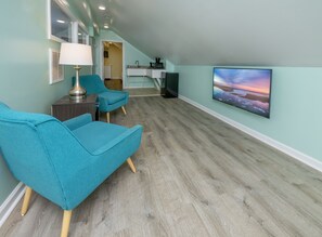 Suite, varias camas (2 Double Beds and 1 King) | Cortinas blackout y ropa de cama