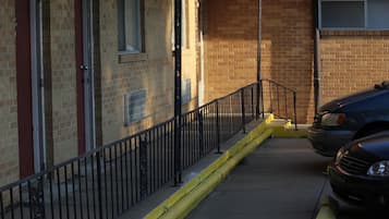 مواقف سيارات مجانية