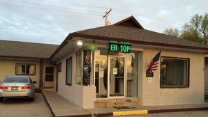 A building with a sign reading "ER 10P" and an American flag. - Stardust Motel and Suites El Dorado KS (El Dorado)