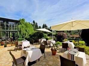 Souper servi sur place, vue sur le jardin 