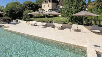 Una piscina al aire libre de temporada