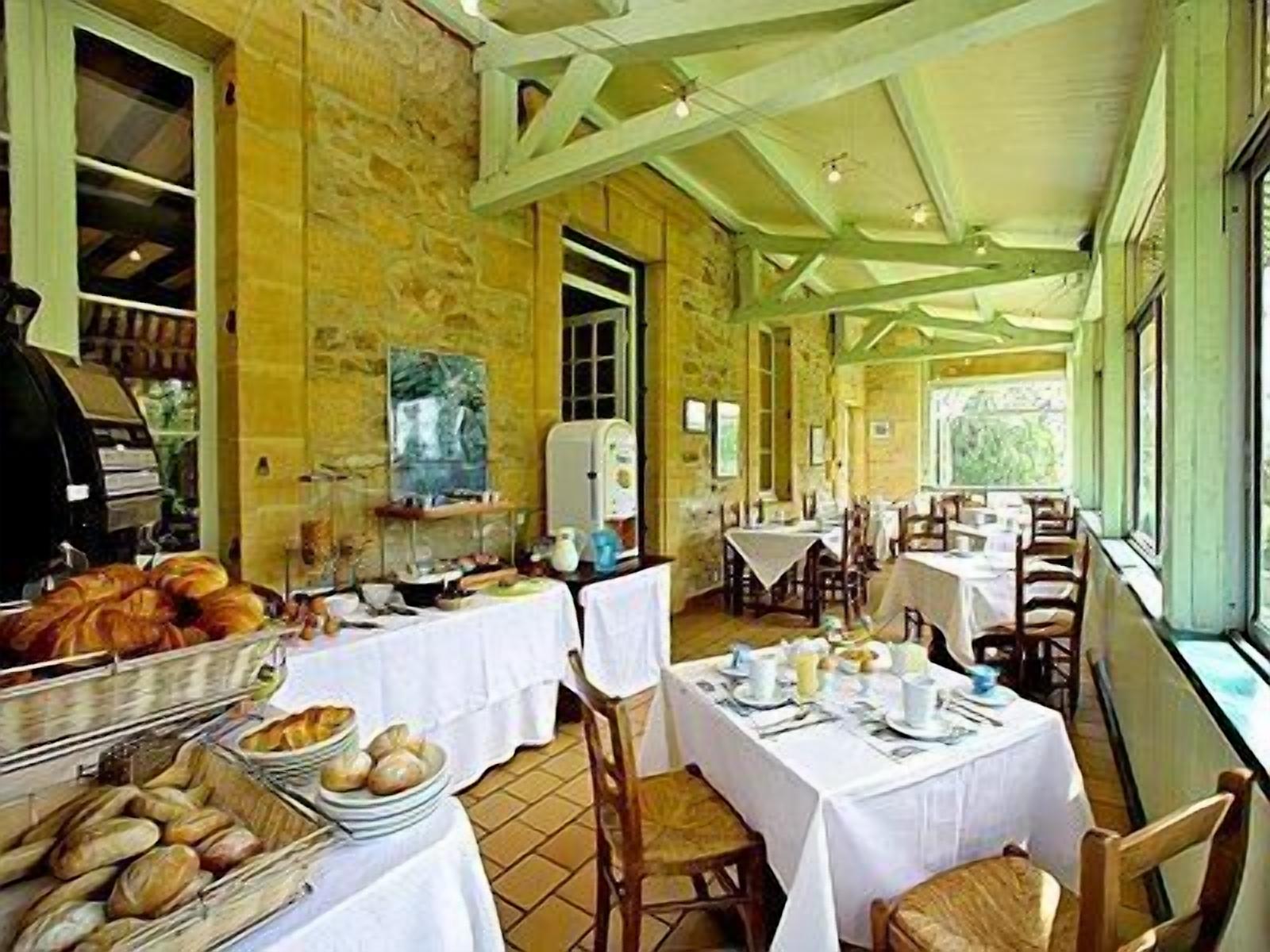 daily buffet breakfast for a fee