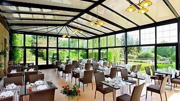 Abendessen, französische KĂŒche, Blick auf den Garten