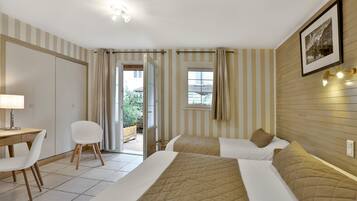 Triple Room | Hypo-allergenic bedding, desk, blackout drapes, free WiFi