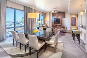 Blackout drapes, iron/ironing board, free WiFi, bed sheets - Club Wyndham Desert Blue (Las Vegas)