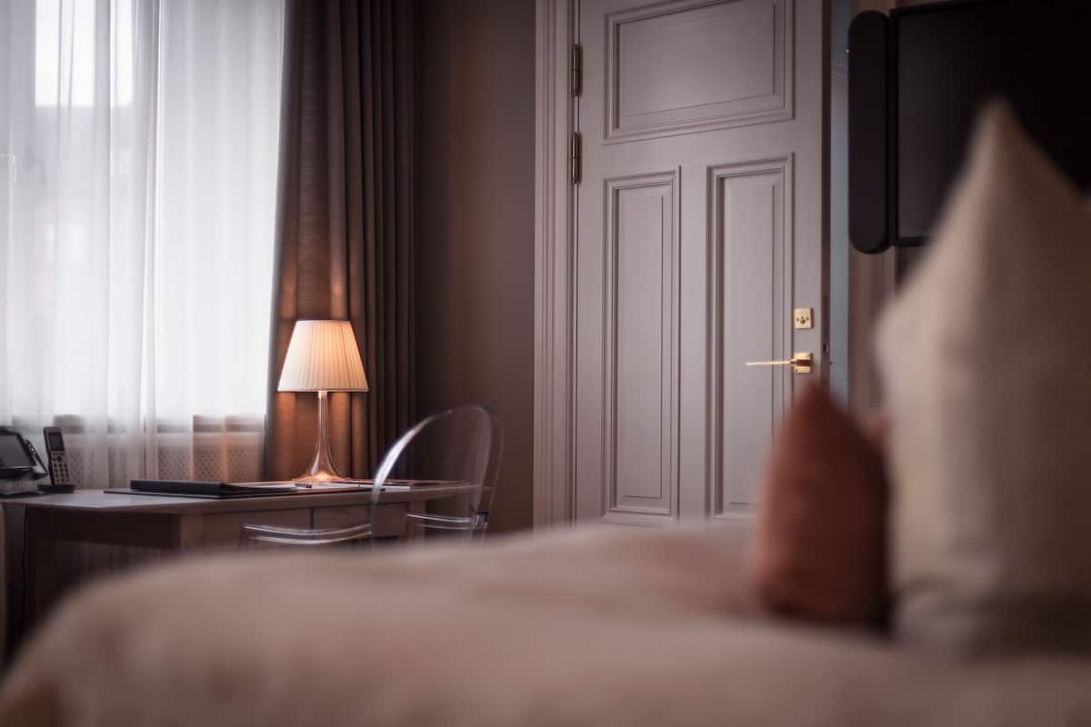 Premium tweepersoonskamer | Een minibar, een kluis op de kamer, een bureau, geluiddichte muren