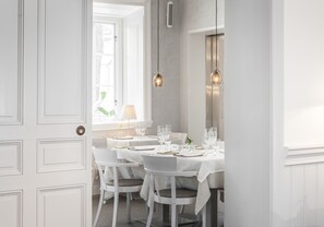 Serveert lunch en diner, lokale gerechten