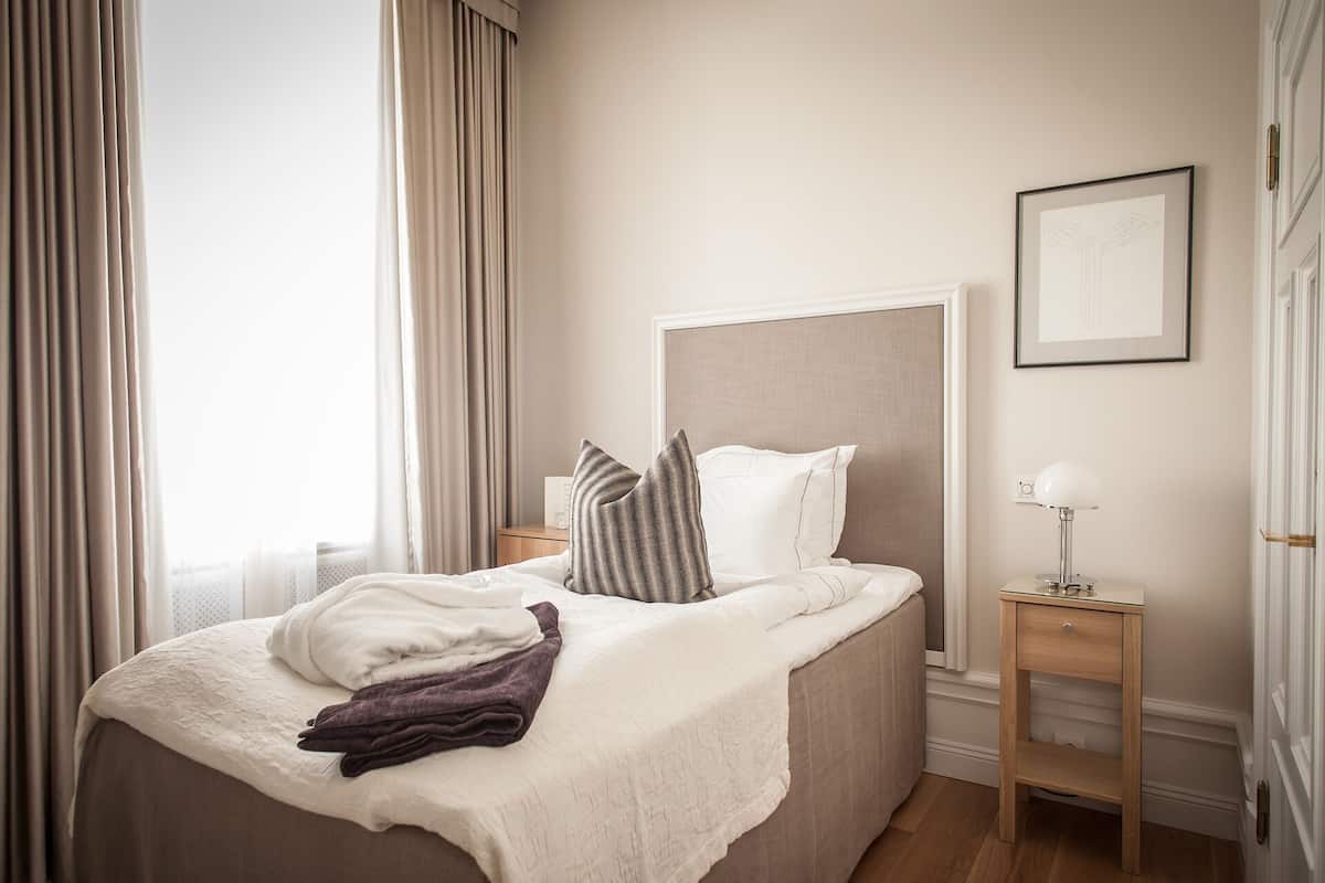 Eenpersoonskamer, 1 slaapkamer | Een minibar, een kluis op de kamer, een bureau, geluiddichte muren