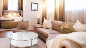 Suite Premium | Minibar, caja de seguridad en la habitación y escritorio