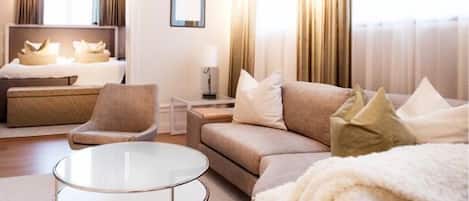 Premium Suite | Minibar, in-room safe, desk, soundproofing