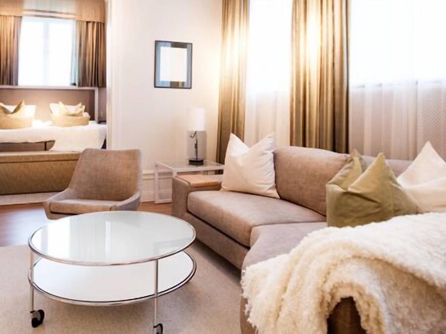 Premium Suite | Minibar, in-room safe, desk, soundproofing