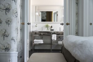 Designer toiletartikelen, een haardroger, badjassen, vloerverwarming