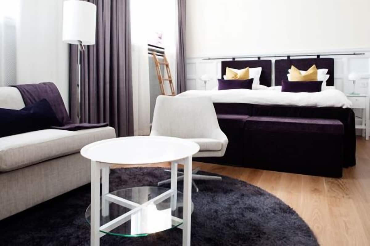 Superior tweepersoonskamer | Een minibar, een kluis op de kamer, een bureau, geluiddichte muren